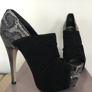 Bakers | Holli | Blk suede w/ grey alligator print